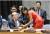 유엔 안전보장이사회 회의장에서 이야기 하고 있는 니키 헤일리(오른쪽) 유엔 주재 미국 대사와 류제이 유엔 주재 중국 대사. [AFP=연합뉴스]