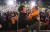 2012년 12월 15일 서울 광화문광장에서 열린 마지막 대선 유세때 당시 문재인 후보에게 목도리를 둘러 줬던 안철수 국민의당 대표.[중앙포토]