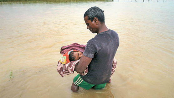 네팔 대홍수로 병원 못가 숨진 아이, 마른 땅 없어 강물에 묻었다