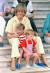 1987년 8월 9일 다이애나가 스페인의 마요르카 섬에 있는 왕궁 계단에서 아들 해리ㆍ윌리엄 왕자와 함께 앉아 미소 짓고있다.[AP=연합뉴스]