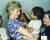 1991년 4월 24일 브라질을 방문한 다이애나가 HIV 양성 반응의 아기를 안고 놀아주고 있다.[AP=연합뉴스]