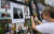 추모객이 29일 영국 런던 켄싱턴 궁전 앞에 걸려있는 다이애나 추모 사진을 찍고있다.[EPA=연합뉴스]