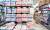 생리대의 인체 유해성 논란이 확산되고 있는 가운데 지난 25일 오후 서울 이마트 용산점에서 한 고객이 진열된 생리대 제품을 살펴보고 있다. 임현동 기자