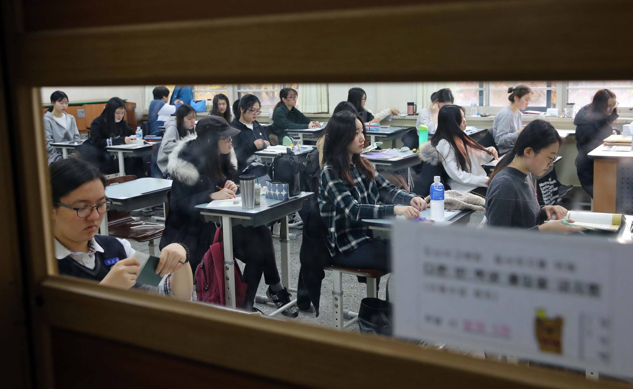 2017학년도 수능에 응시한 학생들이 지난해 11월 서울의 한 고등학교에서 시험지가 배포되기를 기다리고 있다. 영어와 한국사 외 과목까지 절대평가 확대가 논의되던 2021학년도 수능(현 중 3)은 기존 방식대로 치르기로 했다. 교육부는 대입 제도 개선 전반을 검토하면서 2022학년도 수능 개편안을 내년 8월까지 결정한다는 계획이다. 김상선 기자