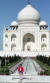 1992년 2월 11일 다이애나가 영원한 사랑을 상징하는 인도의 타지 마할(Taj Mahal) 앞에 앉아있다. AP는 이 사진설명에 '문제가 된 결혼생활을 하던 다이애나가 사랑의 기념비 앞에 혼자 앉아 있다'고 썼다.[AP=연합뉴스]