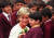 1997년 6월 6일 영국 런던의 힌두교 사원 네아스덴을 방문한 다이애나가 어린이들을 만나고있다.EPA=연합뉴스]