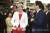 아베 신조 일본 총리가 방일한 테레사 메이 영국 총리와 함께 31일 대화를 나누고 있다.[연합뉴스]