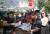 터키의날 행사에 자원봉사 나온 서울 이태원 유명 케밥 전문점 직원들이 무료로 케밥을 나눠 주고 있다. 오종택 기자