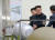 북한 김정은이 핵무기연구소를 방문해 핵탄두를 살펴보고 있다. 뒷편 설명판에 ICBM급인 '화성-14형 핵탄두(수소탄)'이란 글귀가 눈에 띈다. [조선중앙통신]