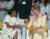 1991년 4월, 브라질 리우 데 자네이루의 요양시설에서 에이즈 환자와 악수를 나누는 다이애나.[중앙포토]