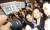 김장겸 MBC 사장이 지난 1일 오후 서울 63빌딩에서 열린 '방송의 날' 행사에서 참석했다가 노조의 퇴진 요구를 받고 있다. [사진 연합뉴스]