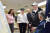 도널드 트럼프 미국 대통령(오른쪽 둘째)과 멜라니아 트럼프 여사(왼쪽)가 초강력 허리케인 하비로 피해를 입은 텍사스주를 방문해 그레그 애벗 텍사스주지사(오른쪽)로부터 피해 상황을 듣고 있다.
