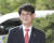 4일 오후 충북도의회 전체회의에서 '30일 출석정지' 징계를 받은 김학철 의원이 지지자들 앞에서 웃고 있다. [연합뉴스]