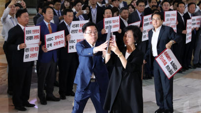  [포토사오정]손혜원·하태경, 자유한국당 의원들과 서로 자극하며 고성