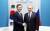 문재인 대통령이 블라디미르 푸틴 러시아 대통령과 지난 7월 7일 독일 함부르크 G20 정상회의에서 만나 악수를 나누고 있다. [청와대 사진기자단]