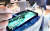 지난달 27일 오후 서울 용산구 이촌동 CGV 용산아이파크몰 갤럭시 스튜디오에서 시민들이 '갤럭시 노트 8'의 방수 방진 기능을 체험하고 있다. [연합뉴스]