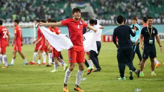 답답한 한국축구, 위안은 '21살 괴물 수비수' 김민재 등장