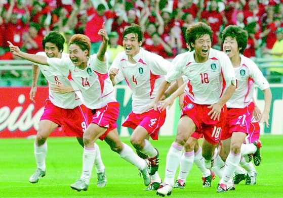 2002 한일월드컵에 참가한 한국축구대표팀 선수들이 4강 진출을 확정지은 뒤 환호하고 있다. [중앙포토]