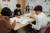 동국대(서울) 전자전기공학부 학생들이 김현석 동국대 전자전기공학부 교수(오른쪽)에게 취업 상담을 받고 있다. [사진 동국대]
