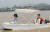 랑랑프로젝트의 안성석 정혜정씨가 서울 반포지구 한강에서 호락질호를 타고 강 한가운데를 달리고 있다. 최정동 기자
