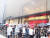 7월 7일 서울 청담동 루이비통X슈프림 협업 매장 앞에 모인 수 많은 인파. 이날 판매를 시작한 협업 컬렉션을 사기 위해 번호 순서대로 줄을 서 있다. 유지연 기자