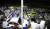 사드(THAAD·고고도미사일방어체계) 발사대 4기 추가배치를 하루 앞둔 6일 저녁 경북 성주군 초전면 소성리 마을회관 앞에서 주민들이 사드배치 반대 집회를 하고 있다. [연합뉴스]