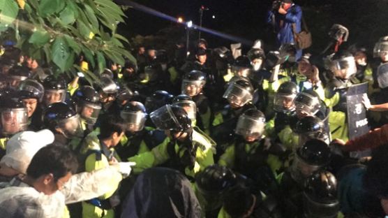 [속보]경찰, 성주 사드 반대 집회 진압 시작…참가자·경찰 뒤엉켜 아수라장