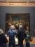 국립미술관에서 렘브란트의 작품을 감상하는 사람들.
