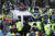 6일 오후 사드 반대 참석자 차량 이동시키는 경찰 [연합뉴스]
