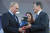 문재인 대통령이 평창 동계패럴림픽 마스코트인 '반다비'를 푸틴 대통령에게 선물하고 있다. 반다비는 강원도를 대표하는 동물인 반달가슴곰을 형상화해서 만들었다.[AP=연합뉴스]