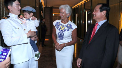 [서소문사진관] 막강 우먼 파워 라가르드 총재, 우는 아이 앞에서는 이웃집 할머니..