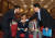 더불어민주당 우원식 원내대표(오른쪽)와 김상조 공정거래위원장이 6일 오후 국회 의원회관에서 열린 가맹사업법 개정촉구 대회에 참석해, 악수를 나누고있다. [연합]