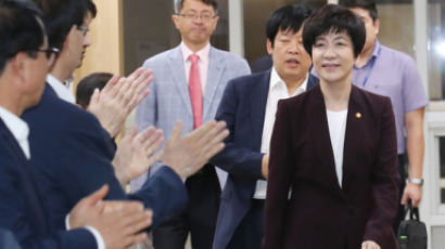 [현장에서] 김영주 의원실 비서관을 보좌관으로 … 문고리 권력 논란
