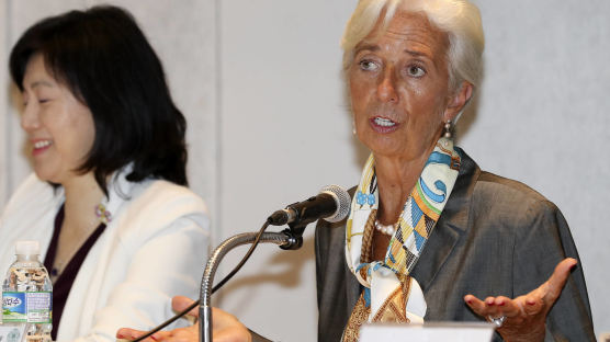 [서소문사진관]이화여대에 간 라가르드 IMF 총재..."여성이 발전하기 위해서는 지혜, 지식, 진실이 중요하다"