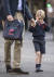 학교 앞에서 윌리엄 왕세손의 손을 꼭 잡고 불편한 표정을 짓는 조지 왕자. [연합=AP]