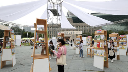 [서소문사진관] '선데이서울' 표지 모델은 누구?... 도서관으로 변한 서울 광장