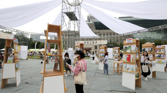 [서소문사진관] '선데이서울' 표지 모델은 누구?... 도서관으로 변한 서울 광장