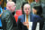 지난 4일(현지시간) 유엔 안보리 회의에서 니키 헤일리 유엔 주재 미국 대사(오른쪽)가 바실리 네벤자 러시아 대사(왼쪽), 류제이 중국 대사(가운데)와 북핵 해법을 논의하고 있다. [AP=연합뉴스]