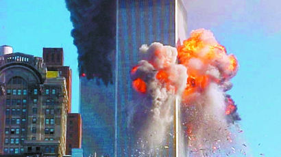 美 9·11 16주기 추도식…쌍둥이 빌딩 상징 광선 쏘아 올려