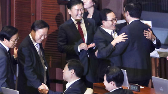 '김이수 부결'에 부등켜 안고 기뻐한 자유한국당 "민주주의·상식의 승리"