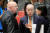 지난 4일(현지시간) 유엔 안보리 회의에서 니키 헤일리 유엔 주재 미국 대사(오른쪽)가 바실리 네벤자 러시아 대사(왼쪽), 류제이 중국 대사(가운데)와 북핵 해법을 논의하고 있다. [AP=연합뉴스]
