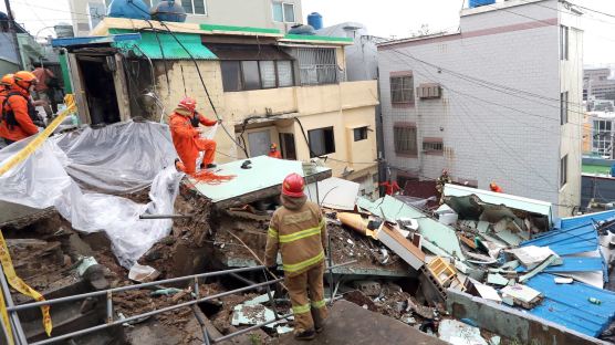 [서소문사진관]사진으로보는 부산 폭우 피해현장…주택 무너지고, 도로 차량은 완전 침수 