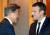 지나 7월 8일 독일 함부르크에서 열린 주요 20개국(G20) 정상회의에 참석중인 문재인 대통령이 에마뉘엘마크롱 프랑스 대통령과 양자회담에 앞서 악수하고 있는 모습. 김성룡 기자