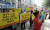 지난 9일 오전 정부서울청사 앞에서 기간제 교사들이 정규직 전환을 촉구하고 있다. [연합뉴스]