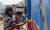브라질의 아티스트 데리러 제 팰리토(32·왼쪽)씨가 도시재생 사업이 진행 중인 부산 영도구 대평동 쌈지공원에서 지난달 31일 벽화작업에 참여해 색칠하고있다.[송봉근 기자]
