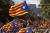 카탈루냐 독립기를 흔들고 있는 주민들. [AFP=연합뉴스]