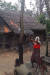 미얀마는 이 사진을 근거로 로힝야족 원주민이 자기네 거주지에 불을 질렀다고 주장했다. 하지만 히잡 대신 보자기를 둘러 이슬람 여성인 척 꾸몄다는 사실이 드러났다. [AP=연합뉴스]