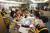 여성 아너 회원들이 12일 서울 중구 사랑의열매 회관에서 열린 ‘2017년도 아너소사이어티 여성회원의 날’ 행사에 참석해 취약계층을 위한 추석 상차림 세트를 제작하고 있다. 오종택 기자
