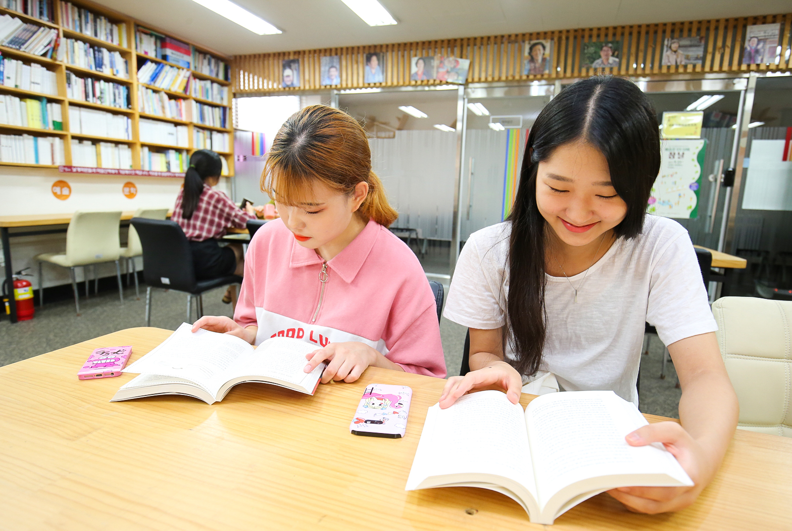 지난 9일 전주시민놀이터 1층 이야기놀이터에서 시민들이 책을 보고 있다. 프리랜서 장정필