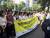 조선학교 지지자들이 13일 도쿄 카스미가세키 도쿄지방법원 앞에서 무상화 배제 정책을 철회할 것을 요구하고 있다.